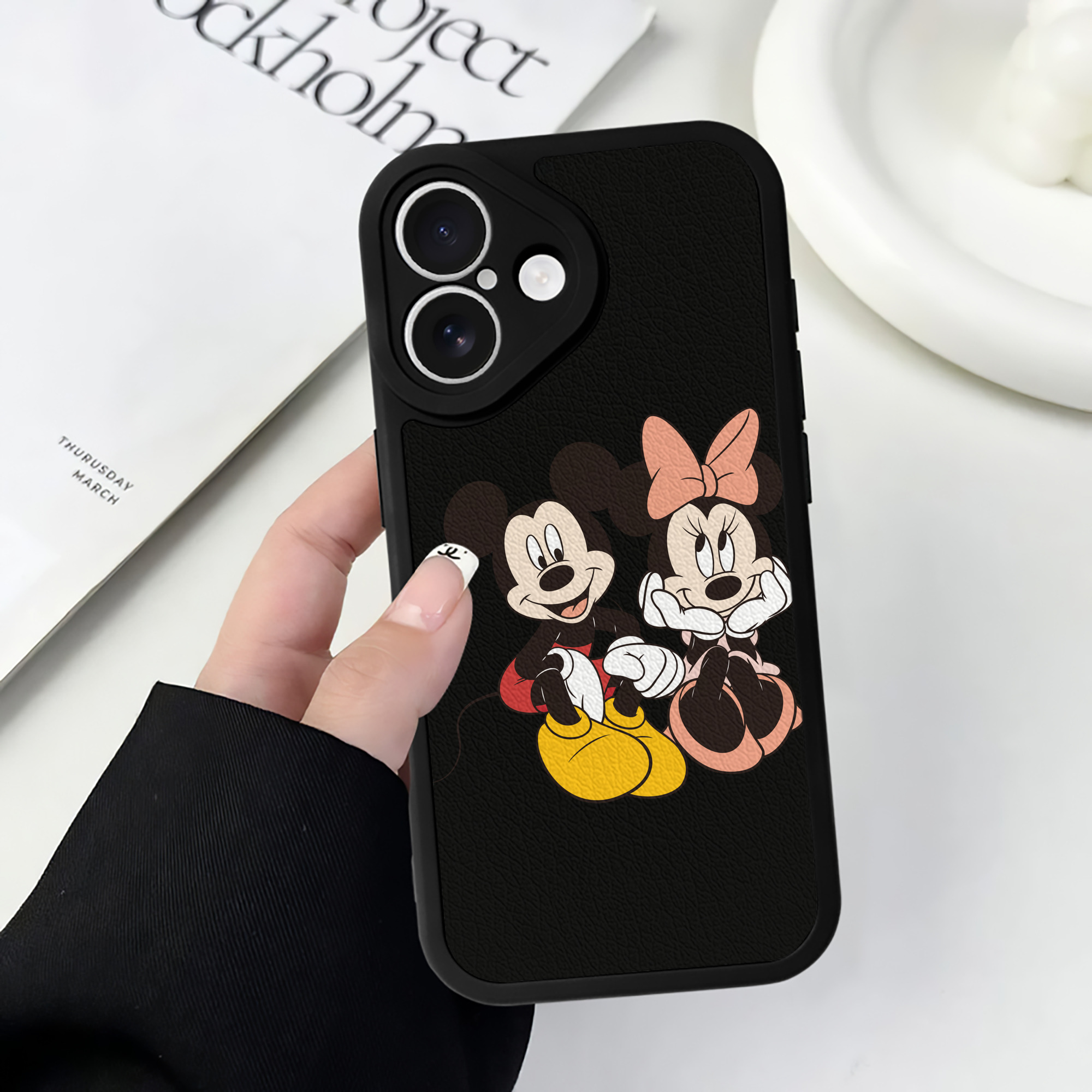 （画像用） ミッキーマウス Mickey Mouse 【iPhone 16シリーズ対応】シリコンスマホケース（レザー調） 材質：シリコン